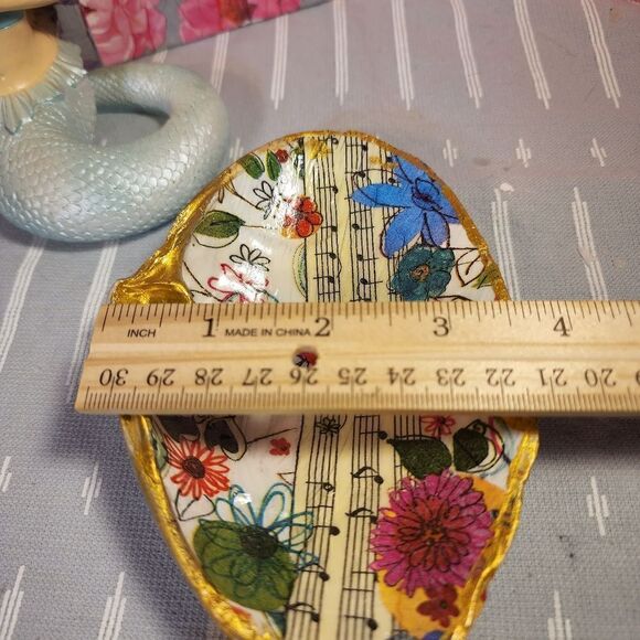 DECOUPAGE CLAM SHELL DECOUPAGE MUSIC 🎶 NOTES AND FLOWERS 💐 ON A CLAM SHELL - Picture 9 of 10